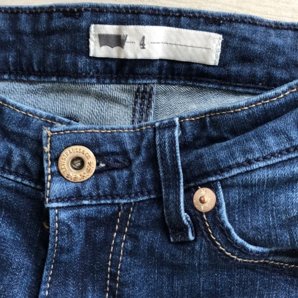 Signature by Levi Strauss cropped jeans